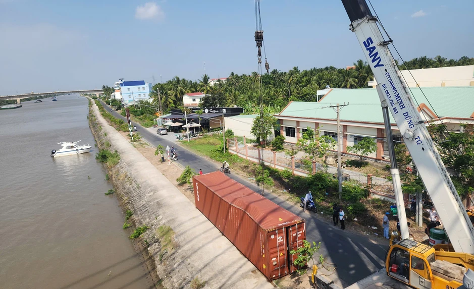 Nguyên nhân tàu 4.000 tấn vướng dây điện, container rơi ở kênh Chợ Gạo Nguyên nhân tàu 4.000 tấn vướng dây điện, container rơi ở kênh Chợ Gạo