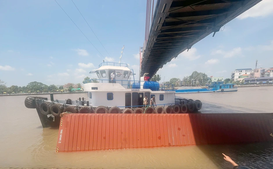 Nguyên nhân tàu 4.000 tấn vướng dây điện, container rơi ở kênh Chợ Gạo Nguyên nhân tàu 4.000 tấn vướng dây điện, container rơi ở kênh Chợ Gạo