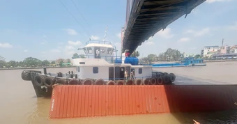 Nguyên nhân tàu 4.000 tấn vướng dây điện, container rơi ở kênh Chợ Gạo