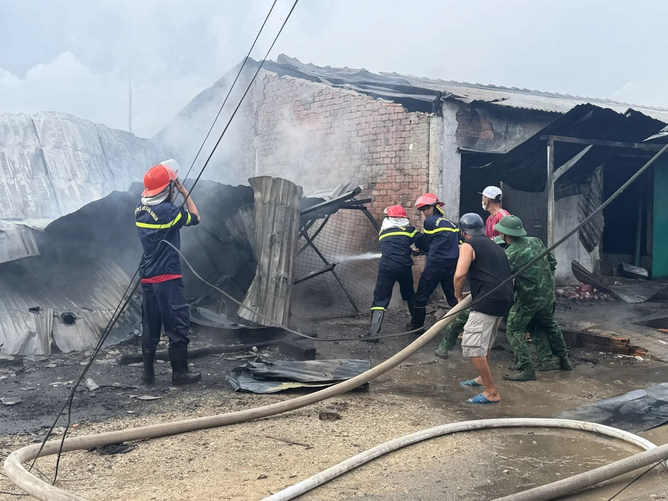 Nguyên nhân vụ cháy thiêu rụi 2 căn nhà sát nhau và 3 xe máy Nguyên nhân vụ cháy thiêu rụi 2 căn nhà sát nhau và 3 xe máy