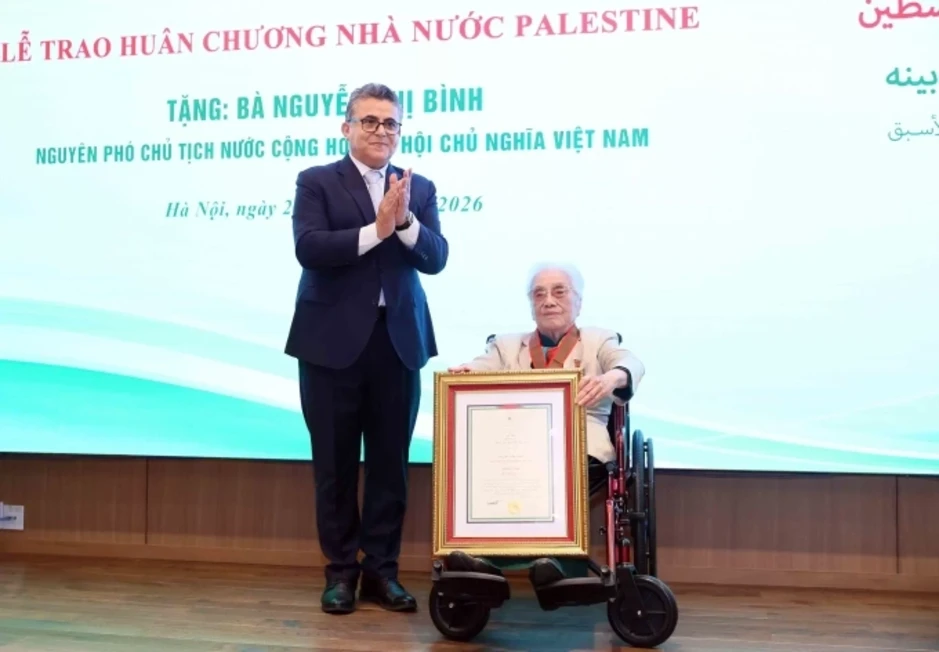 Nguyên Phó chủ tịch nước Nguyễn Thị Bình nhận huân chương của Palestine Nguyên Phó chủ tịch nước Nguyễn Thị Bình nhận huân chương của Palestine