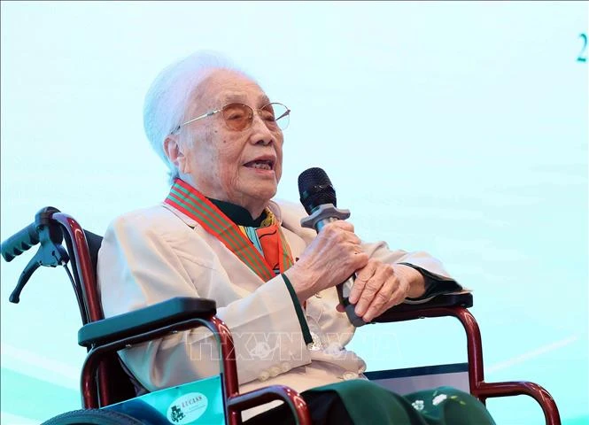 Nguyên Phó Chủ tịch nước Nguyễn Thị Bình nhận Huân chương Ngôi sao Công trạng Nguyên Phó Chủ tịch nước Nguyễn Thị Bình nhận Huân chương Ngôi sao Công trạng