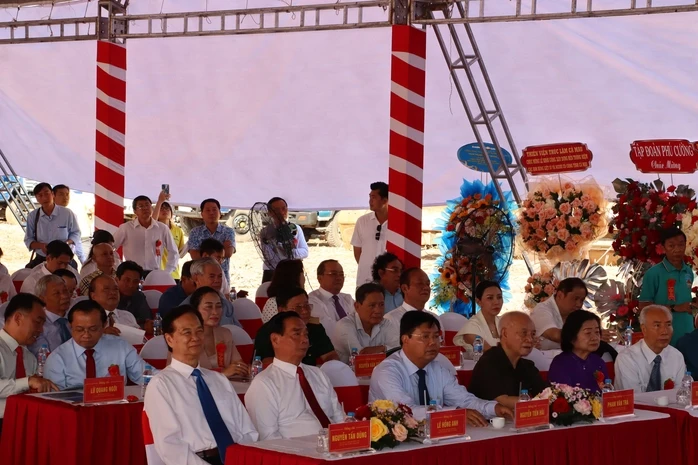 Nguyên Thủ tướng Nguyễn Tấn Dũng dự khởi công công trình có ý nghĩa quan trọng ở Cà Mau Nguyên Thủ tướng Nguyễn Tấn Dũng dự khởi công công trình có ý nghĩa quan trọng ở Cà Mau