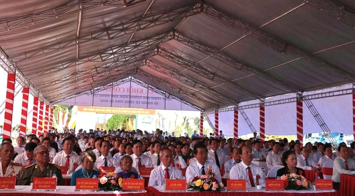 Nguyên Thủ tướng Nguyễn Tấn Dũng dự khởi công công trình có ý nghĩa quan trọng ở Cà Mau Nguyên Thủ tướng Nguyễn Tấn Dũng dự khởi công công trình có ý nghĩa quan trọng ở Cà Mau