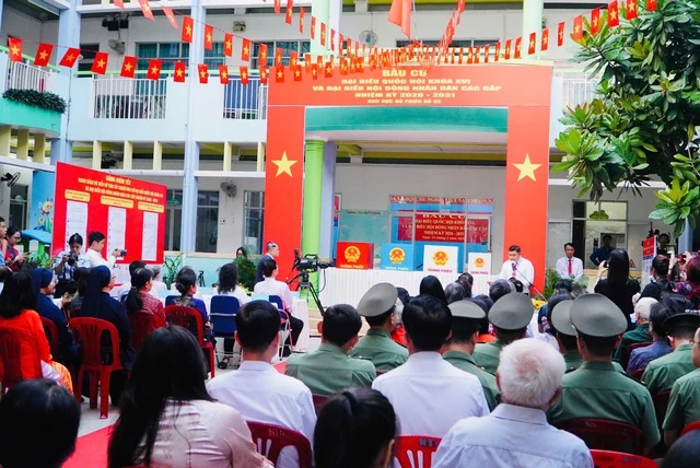 Nguyên Thủ tướng Nguyễn Tấn Dũng và Chủ tịch UBND TPHCM Nguyễn Văn Được bầu cử tại phường Xuân Hòa Nguyên Thủ tướng Nguyễn Tấn Dũng và Chủ tịch UBND TPHCM Nguyễn Văn Được bầu cử tại phường Xuân Hòa
