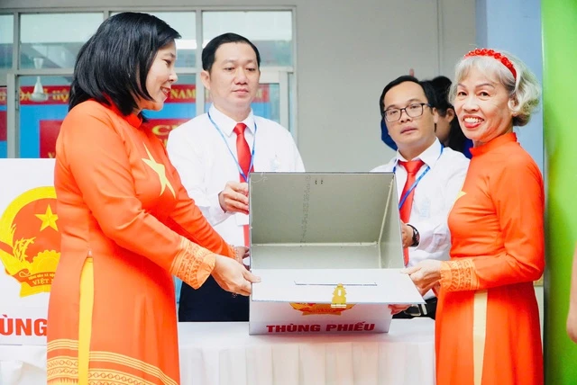 Nguyên Thủ tướng Nguyễn Tấn Dũng và Chủ tịch UBND TPHCM Nguyễn Văn Được bầu cử tại phường Xuân Hòa Nguyên Thủ tướng Nguyễn Tấn Dũng và Chủ tịch UBND TPHCM Nguyễn Văn Được bầu cử tại phường Xuân Hòa