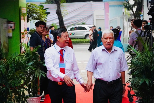 Nguyên Thủ tướng Nguyễn Tấn Dũng và Chủ tịch UBND TPHCM Nguyễn Văn Được bầu cử tại phường Xuân Hòa Nguyên Thủ tướng Nguyễn Tấn Dũng và Chủ tịch UBND TPHCM Nguyễn Văn Được bầu cử tại phường Xuân Hòa
