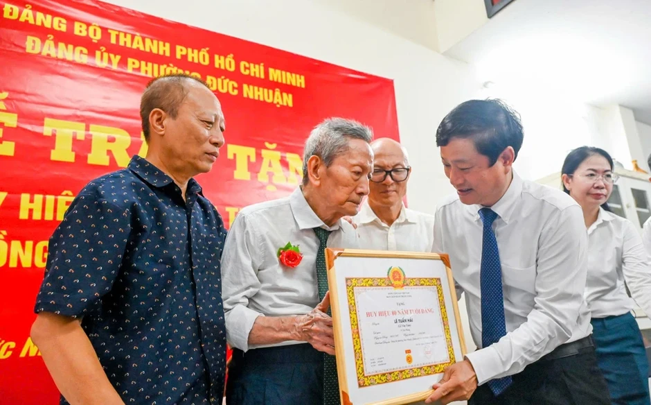 Nhà báo lão thành nhận Huy hiệu 80 năm tuổi Đảng tại TP.HCM Nhà báo lão thành nhận Huy hiệu 80 năm tuổi Đảng tại TP.HCM