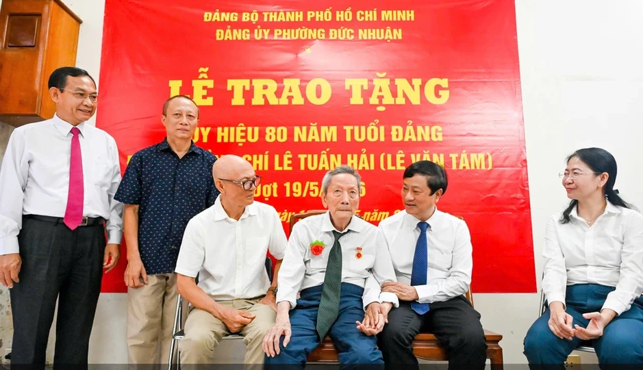 Nhà báo lão thành nhận Huy hiệu 80 năm tuổi Đảng tại TP.HCM Nhà báo lão thành nhận Huy hiệu 80 năm tuổi Đảng tại TP.HCM