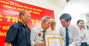 Nhà báo lão thành nhận Huy hiệu 80 năm tuổi Đảng tại TP.HCM