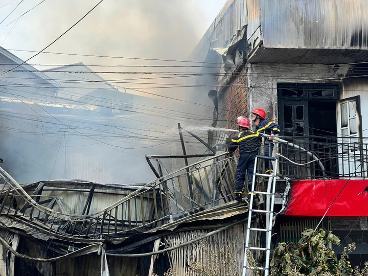 Nhà gỗ ở trung tâm Đà Lạt bốc cháy ngùn ngụt, khói bao trùm khu dân cư Nhà gỗ ở trung tâm Đà Lạt bốc cháy ngùn ngụt, khói bao trùm khu dân cư