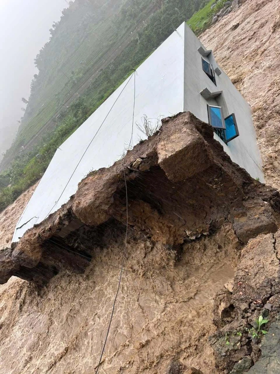 Nhà hai tầng đổ xuống suối, gia đình 6 người thoát nạn Nhà hai tầng đổ xuống suối, gia đình 6 người thoát nạn