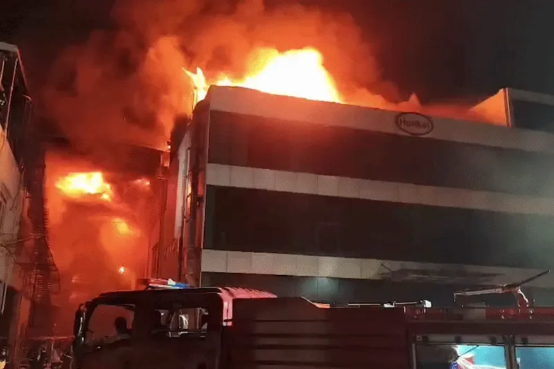 Nhà kho tại khu công nghiệp ở Thanh Hóa bốc cháy dữ dội Nhà kho tại khu công nghiệp ở Thanh Hóa bốc cháy dữ dội