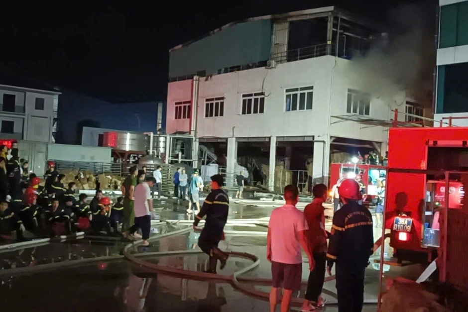 Nhà kho tại khu công nghiệp ở Thanh Hóa bốc cháy dữ dội Nhà kho tại khu công nghiệp ở Thanh Hóa bốc cháy dữ dội