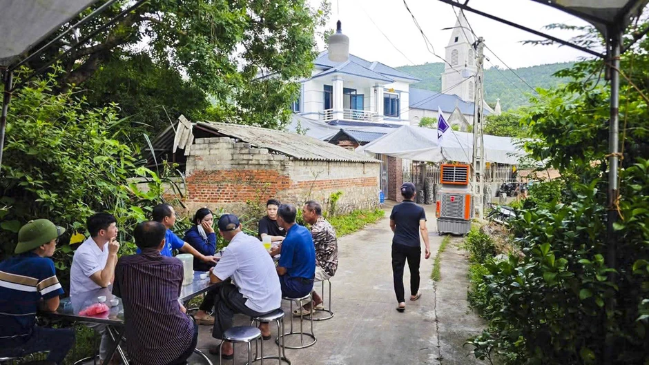 Nhân chứng vụ án mạng ở Bắc Ninh: 'Anh em phá cửa, đối tượng xịt hơi cay ra' Nhân chứng vụ án mạng ở Bắc Ninh: 'Anh em phá cửa, đối tượng xịt hơi cay ra'