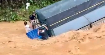 Nhân chứng vụ xe tải bị lũ cuốn trôi: Tôi cảnh báo mà tài xế vẫn lấy đà phóng qua suối