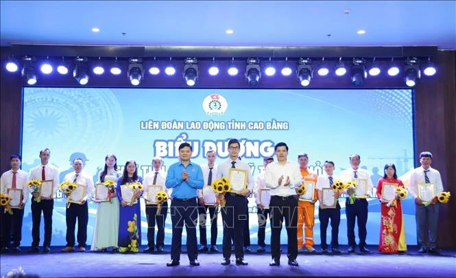 Nhân rộng điển hình tiên tiến, gương lao động sáng tạo Nhân rộng điển hình tiên tiến, gương lao động sáng tạo