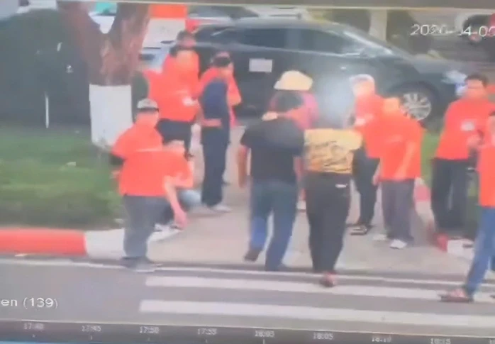 Nhân viên điều phối xe tại Cảng hàng không Buôn Ma Thuột bị hành hung bất ngờ Nhân viên điều phối xe tại Cảng hàng không Buôn Ma Thuột bị hành hung bất ngờ