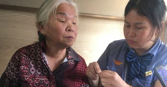 Nhặt được dây chuyền vàng trên tàu, nữ tiếp viên có hành động bất ngờ