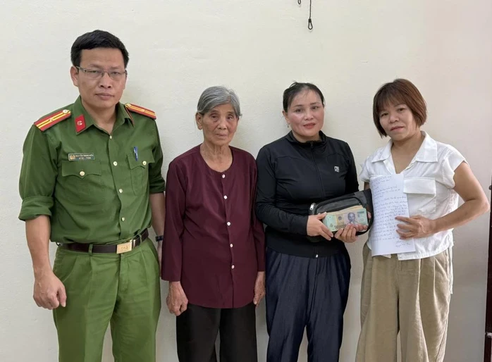 Nhặt được hơn 56 triệu đồng, con dâu cùng mẹ chồng liền nhờ công an tìm người trả lại Nhặt được hơn 56 triệu đồng, con dâu cùng mẹ chồng liền nhờ công an tìm người trả lại