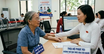 Nhất quyết yêu cầu cụ bà hơn 90 tuổi đến phường: Không thể máy móc hóa con người!