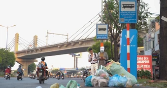 Nhiều điểm dừng xe buýt TPHCM bị lấn chiếm, đầy rác