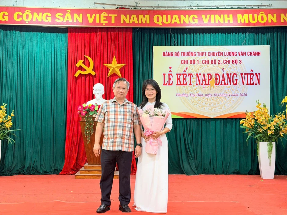 Nhiều học sinh ưu tú được kết nạp Đảng khi còn ngồi trên ghế nhà trường Nhiều học sinh ưu tú được kết nạp Đảng khi còn ngồi trên ghế nhà trường