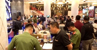 Nhiều người nước ngoài đánh bạc trái phép tại tầng hầm khách sạn ở Nha Trang