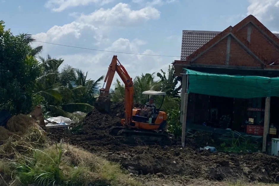 Nhiều người tự ý đào, khai thác đất trong phạm vi dự án ở Đồng Tháp Nhiều người tự ý đào, khai thác đất trong phạm vi dự án ở Đồng Tháp