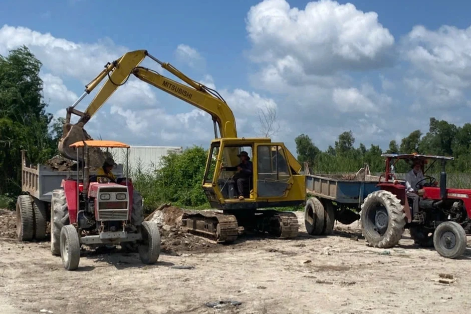 Nhiều người tự ý đào, khai thác đất trong phạm vi dự án ở Đồng Tháp Nhiều người tự ý đào, khai thác đất trong phạm vi dự án ở Đồng Tháp