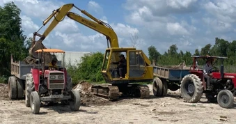 Nhiều người tự ý đào, khai thác đất trong phạm vi dự án ở Đồng Tháp