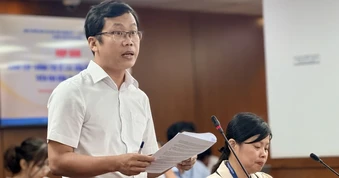 Nhiều nhà chờ xe buýt TP.HCM nhếch nhác, bị chiếm dụng: Ai chịu trách nhiệm?