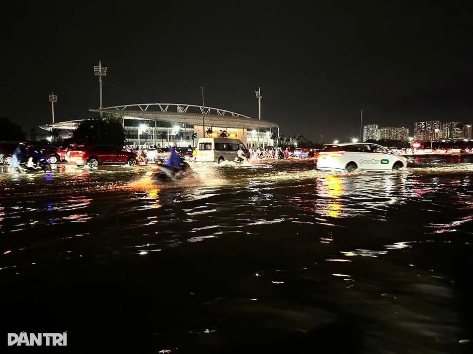 Nhiều nơi ở Hà Nội ngập sâu sau "cơn mưa vàng" Nhiều nơi ở Hà Nội ngập sâu sau "cơn mưa vàng"