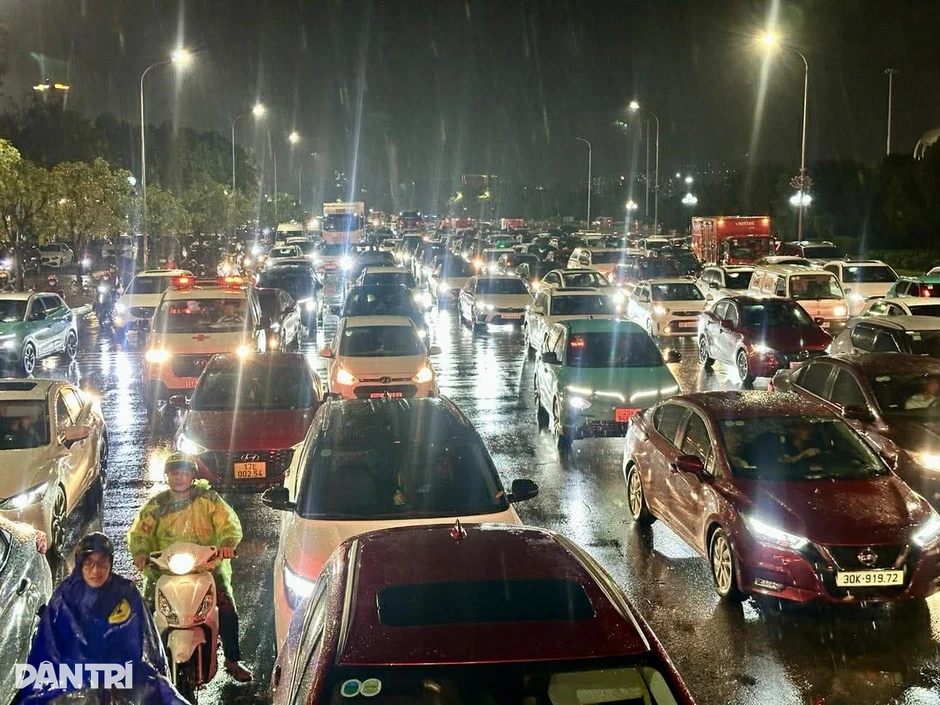 Nhiều nơi ở Hà Nội ngập sâu sau "cơn mưa vàng" Nhiều nơi ở Hà Nội ngập sâu sau "cơn mưa vàng"