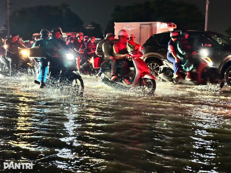 Nhiều nơi ở Hà Nội ngập sâu sau "cơn mưa vàng" Nhiều nơi ở Hà Nội ngập sâu sau "cơn mưa vàng"