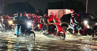 Nhiều nơi ở Hà Nội ngập sâu sau "cơn mưa vàng"