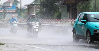 Nhiều nơi ở miền Bắc đã có mưa to, cơn dông từ Phú Thọ đang tiến vào Hà Nội