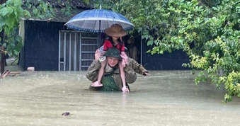 Nhiều nơi ở miền Bắc mưa rất to, Trung Bộ nắng nóng gay gắt