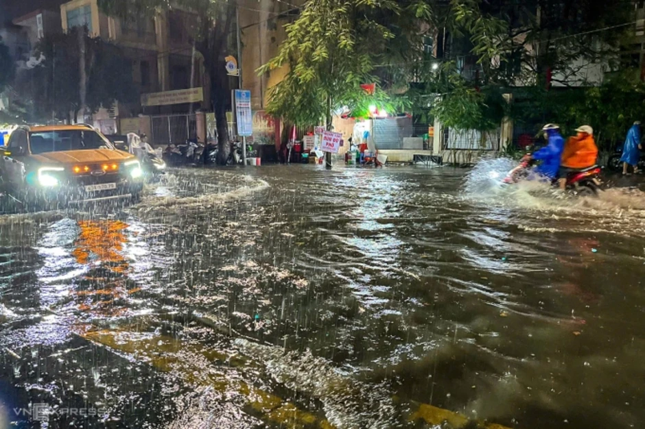 Nhiều phố trung tâm Đà Nẵng ngập sau mưa lớn đầu mùa Nhiều phố trung tâm Đà Nẵng ngập sau mưa lớn đầu mùa