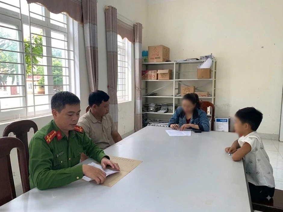 Nhiều phụ huynh bị công an mời lên làm việc vì để con gọi điện 'trêu' tổng đài 113 Nhiều phụ huynh bị công an mời lên làm việc vì để con gọi điện 'trêu' tổng đài 113