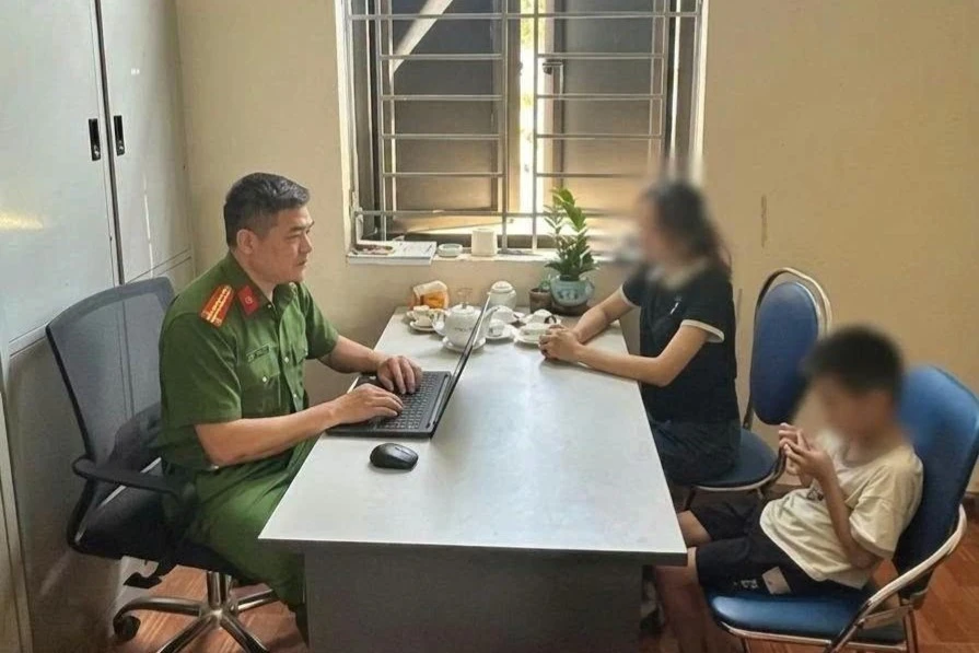 Nhiều phụ huynh bị công an mời lên làm việc vì để con gọi điện 'trêu' tổng đài 113 Nhiều phụ huynh bị công an mời lên làm việc vì để con gọi điện 'trêu' tổng đài 113