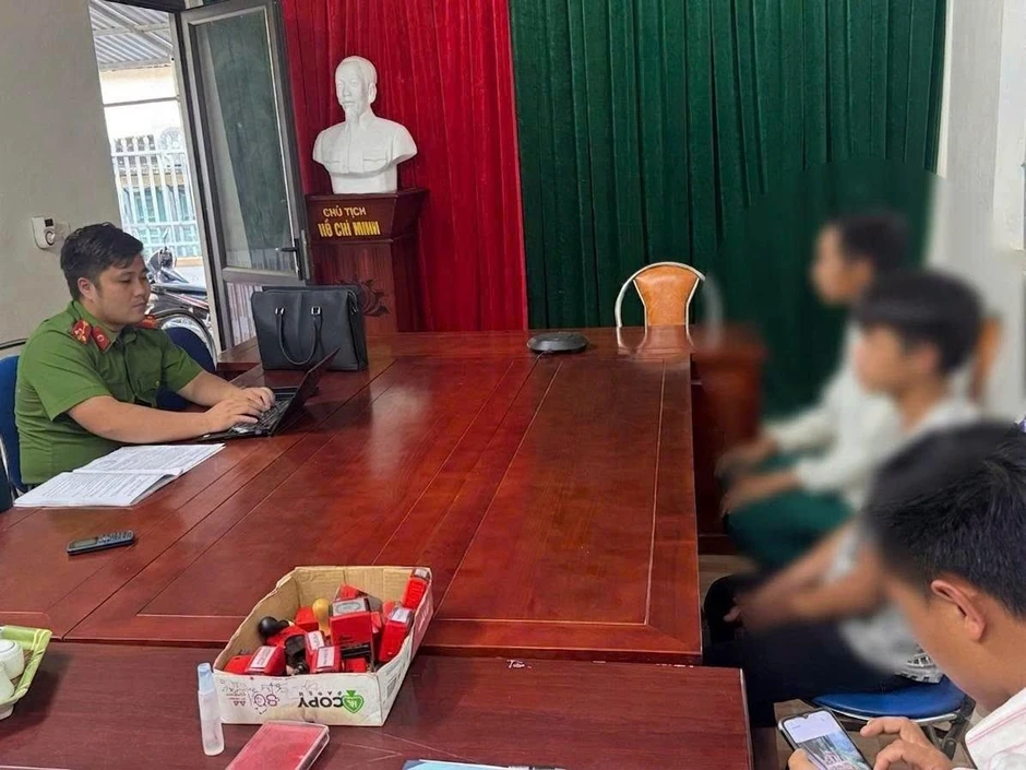 Nhiều phụ huynh bị công an mời lên làm việc vì để con gọi điện 'trêu' tổng đài 113 Nhiều phụ huynh bị công an mời lên làm việc vì để con gọi điện 'trêu' tổng đài 113