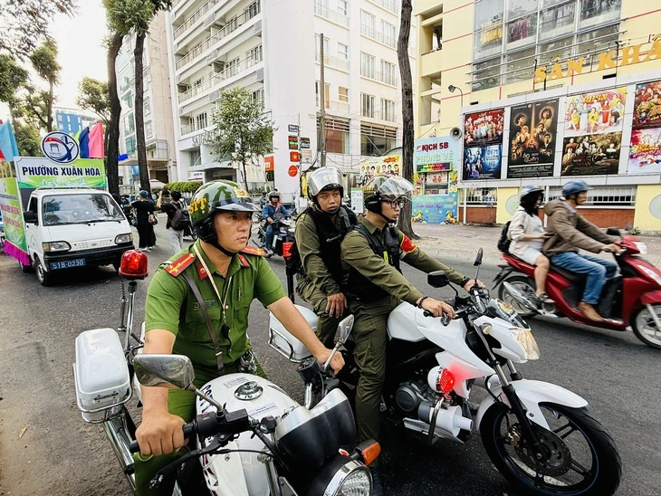 Nhiều phường ở TP.HCM ra quân chỉnh trang đô thị, dọn dẹp môi trường Nhiều phường ở TP.HCM ra quân chỉnh trang đô thị, dọn dẹp môi trường