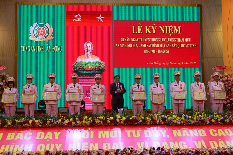 Nhiều tập thể, cá nhân Công an Lâm Đồng được khen thưởng vì thành tích xuất sắc Nhiều tập thể, cá nhân Công an Lâm Đồng được khen thưởng vì thành tích xuất sắc