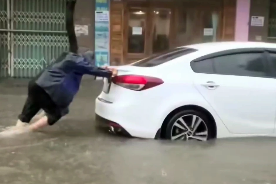 Nhiều tuyến đường ở Nha Trang ngập sâu giữa mùa hè