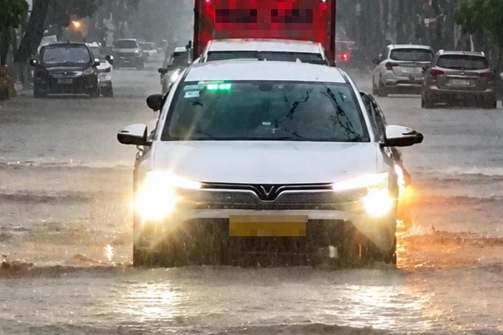 Nhiều tuyến đường ở Nha Trang ngập sâu giữa mùa hè