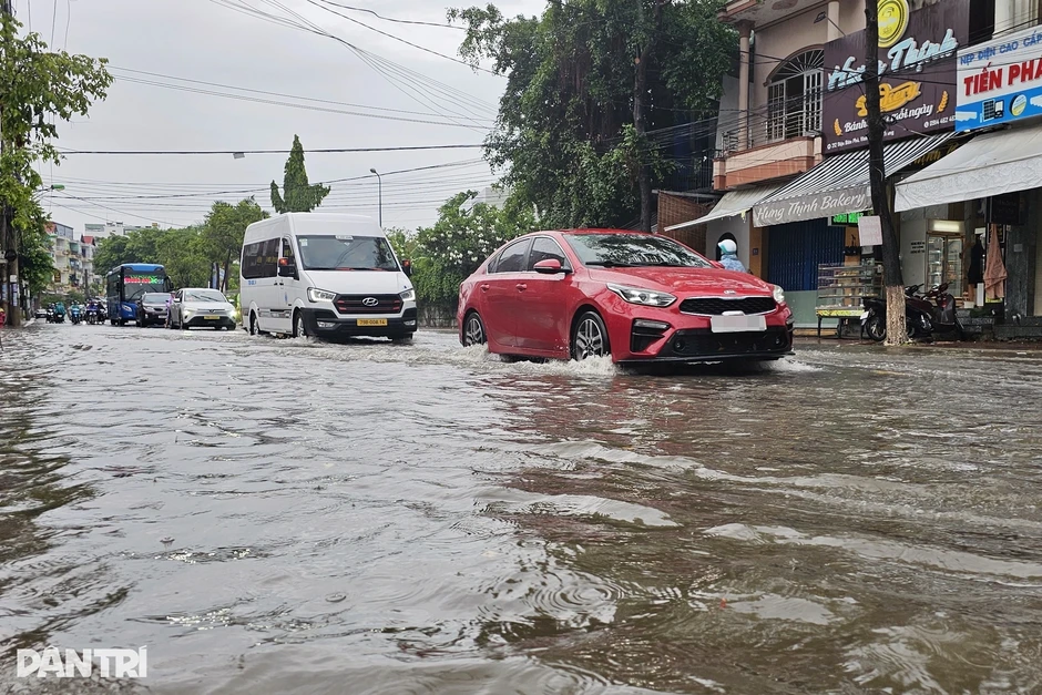 Nhiều tuyến đường ở Nha Trang ngập sâu giữa mùa hè