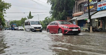 Nhiều tuyến đường ở Nha Trang ngập sâu giữa mùa hè