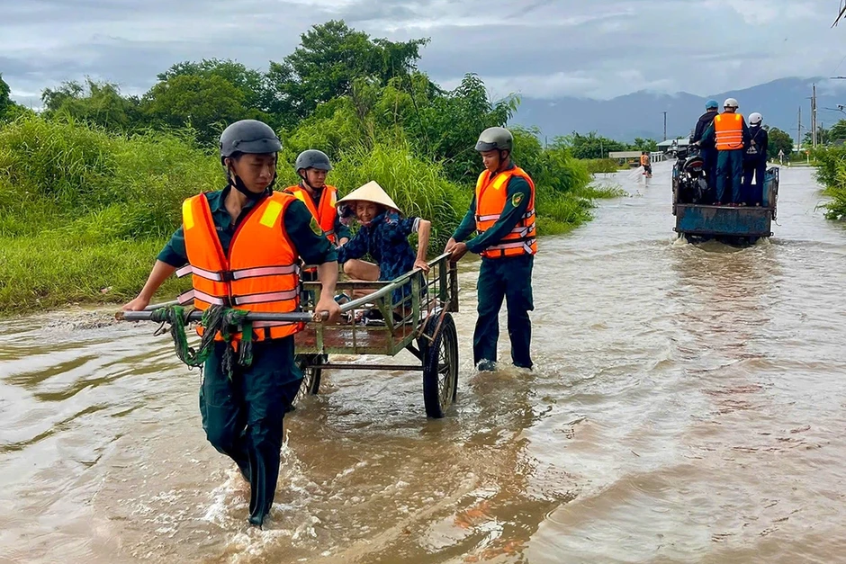 Nhiều vùng hạ du Bình Thuận ngập, người dân sơ tán Nhiều vùng hạ du Bình Thuận ngập, người dân sơ tán