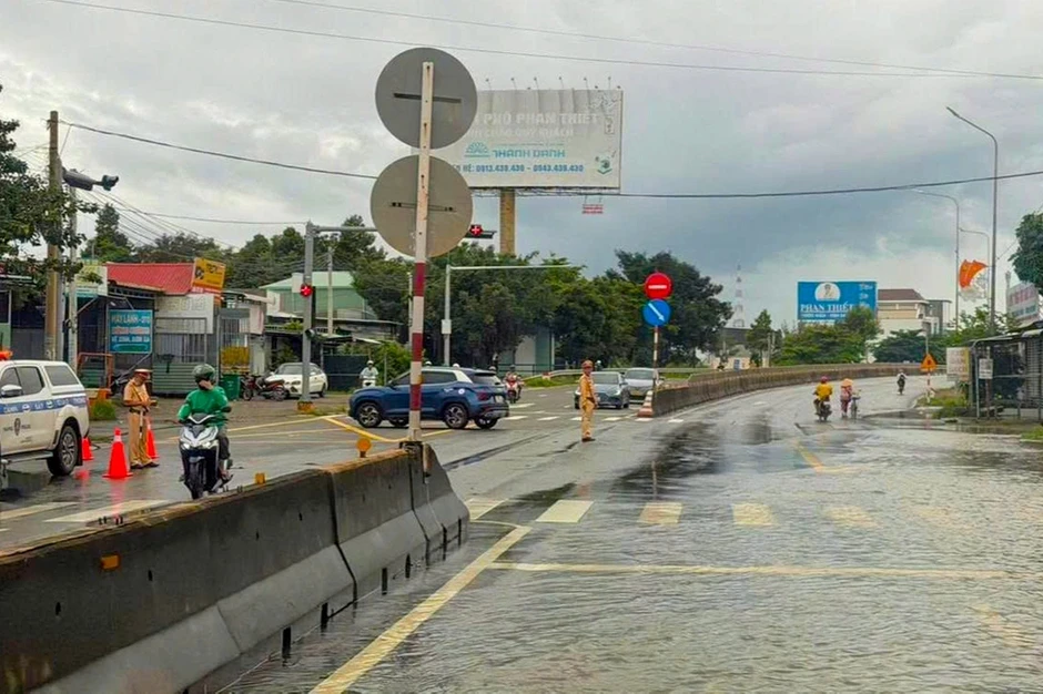 Nhiều vùng hạ du Bình Thuận ngập, người dân sơ tán Nhiều vùng hạ du Bình Thuận ngập, người dân sơ tán
